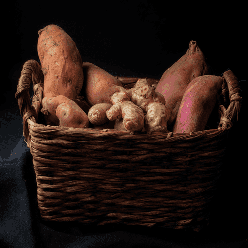 Une photo rapprochée d'un panier rempli de légumes tubercules