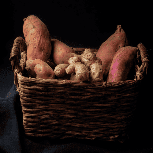 Une photo rapprochée d'un panier rempli de légumes tubercules